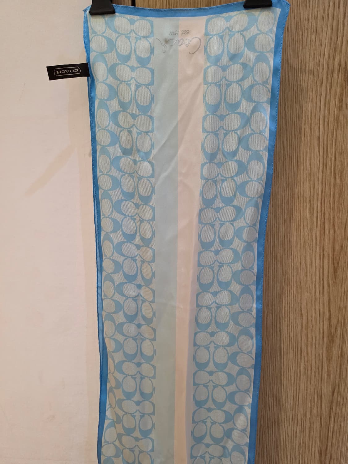 코치 시그니처 하늘색 스카프 판매합니다! 상품이미지1