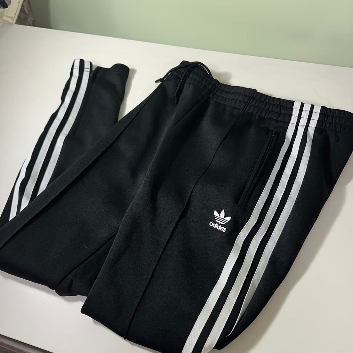 우먼S 아디다스 오리지날 불꽃로고 져지재질 SST 트랙팬츠 상품이미지2