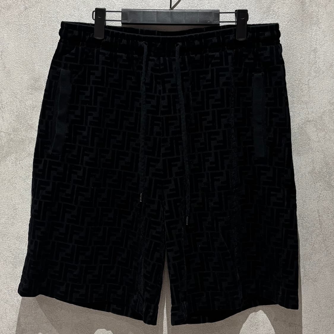 A+ / 50 (32~) 펜디 FF 로고 벨벳 버뮤다 팬츠 블랙 상품이미지1