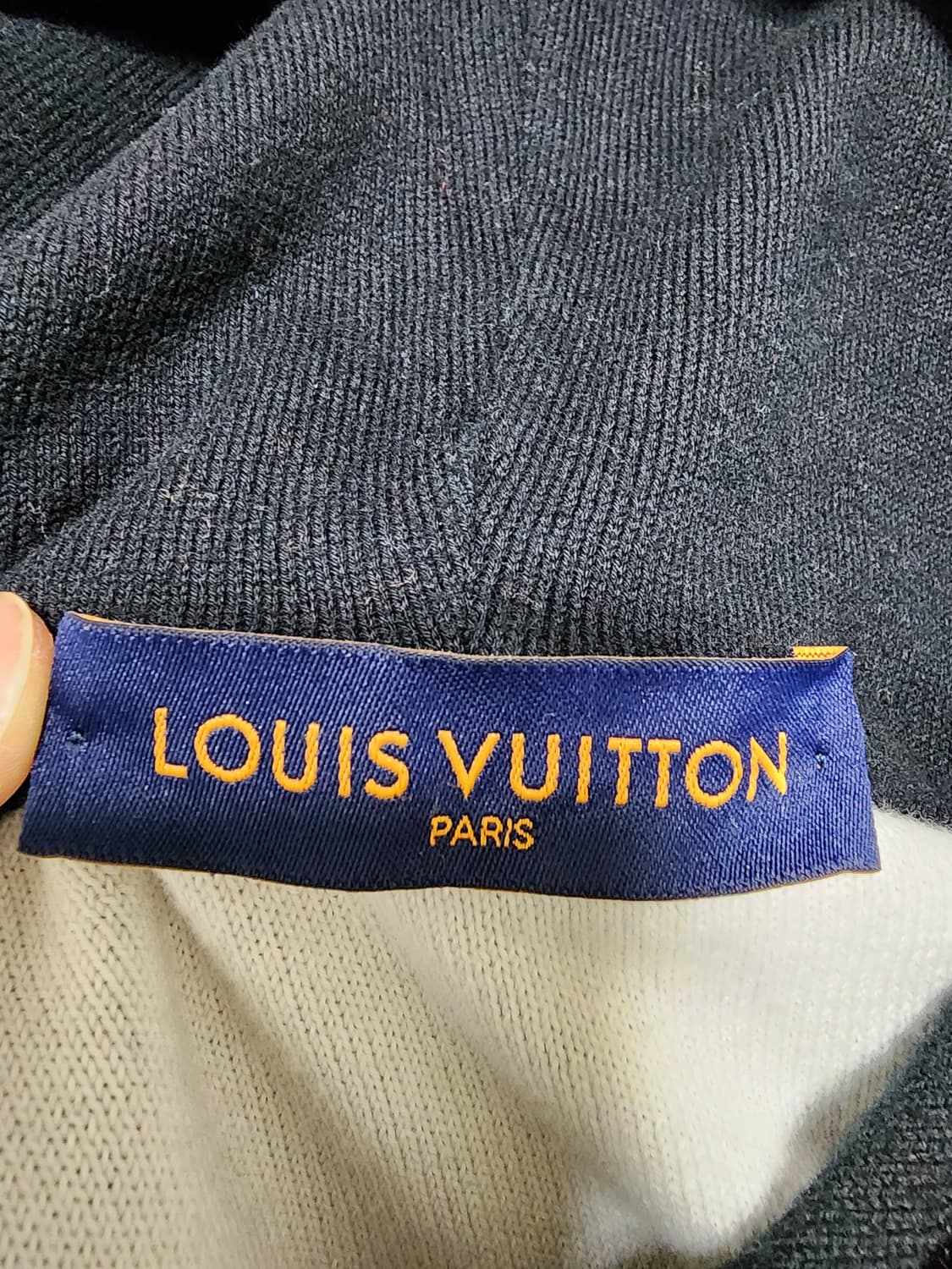 루이비통 모노그램 블랙 후드 니트 M사이즈 100사이즈 실착3회 상품이미지3
