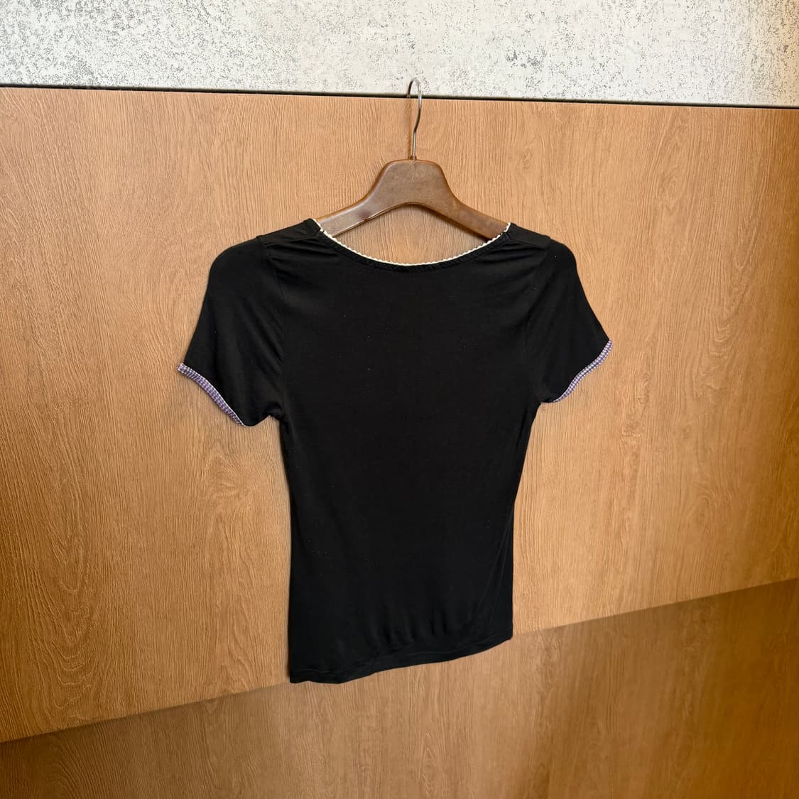 빈티지 라운드넥 반팔 티셔츠 퍼플 배색 트리밍 디테일 슬림핏 블랙 상품이미지2