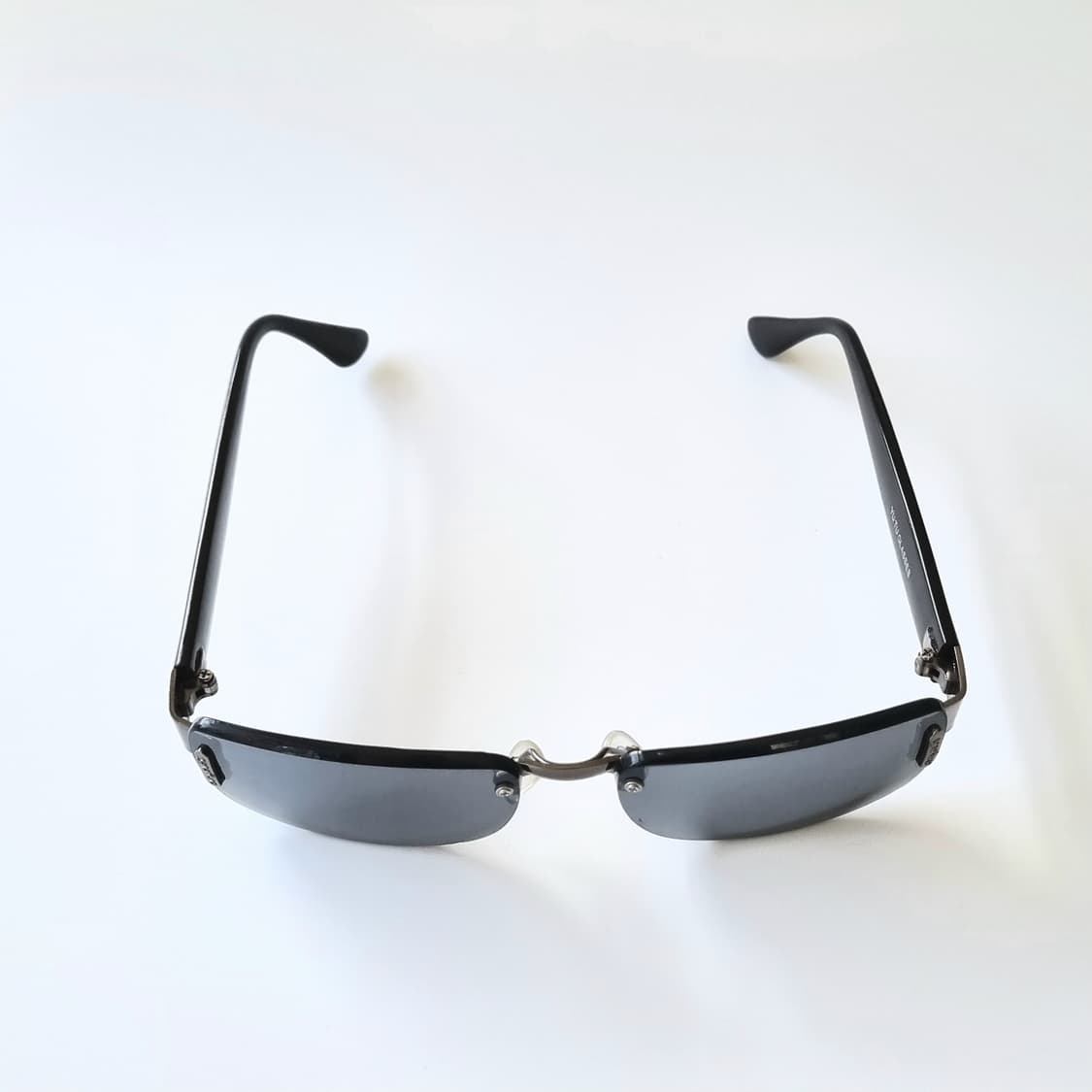 데드스탁 Y2K 무드 얼굴 라인을 살려주는 무테 슬림 선글라스 상품이미지2