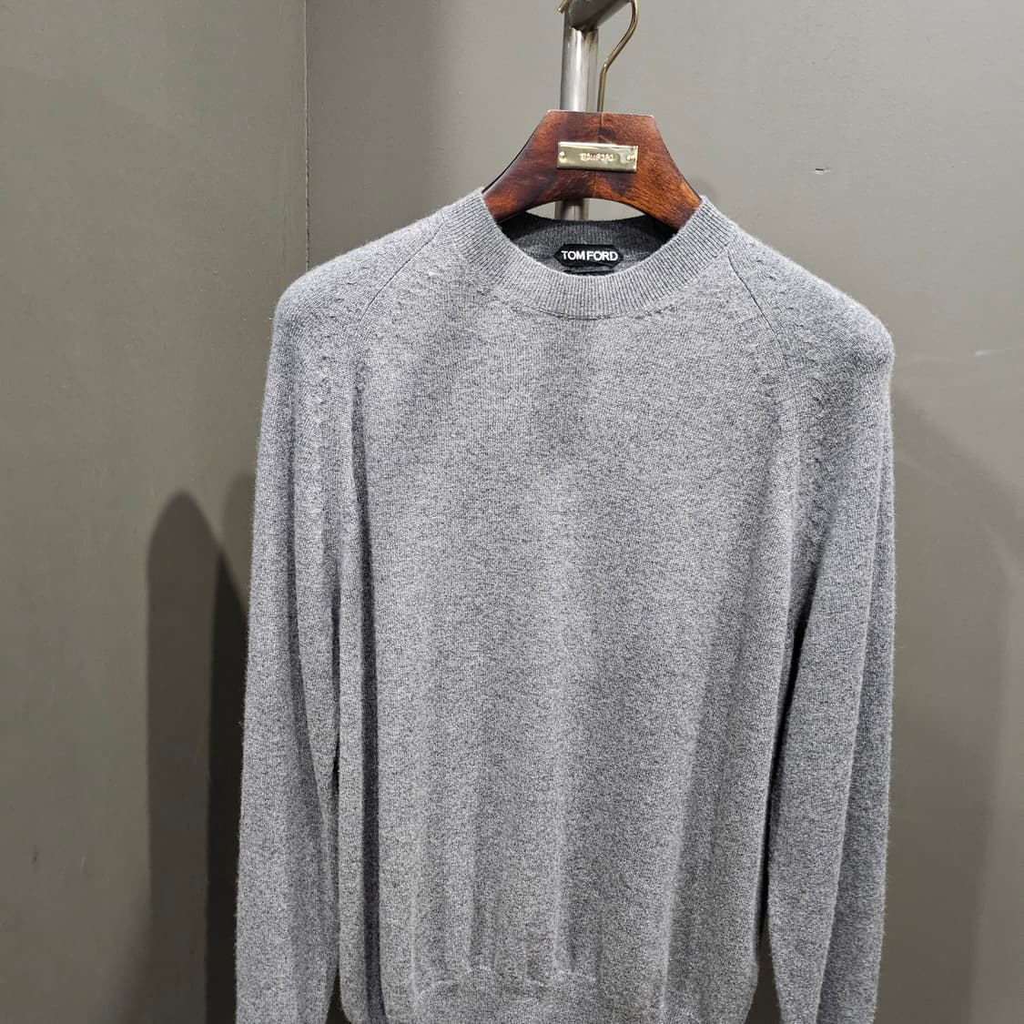 톰포드 캐시미어 100% 크루넥 니트 상품이미지2