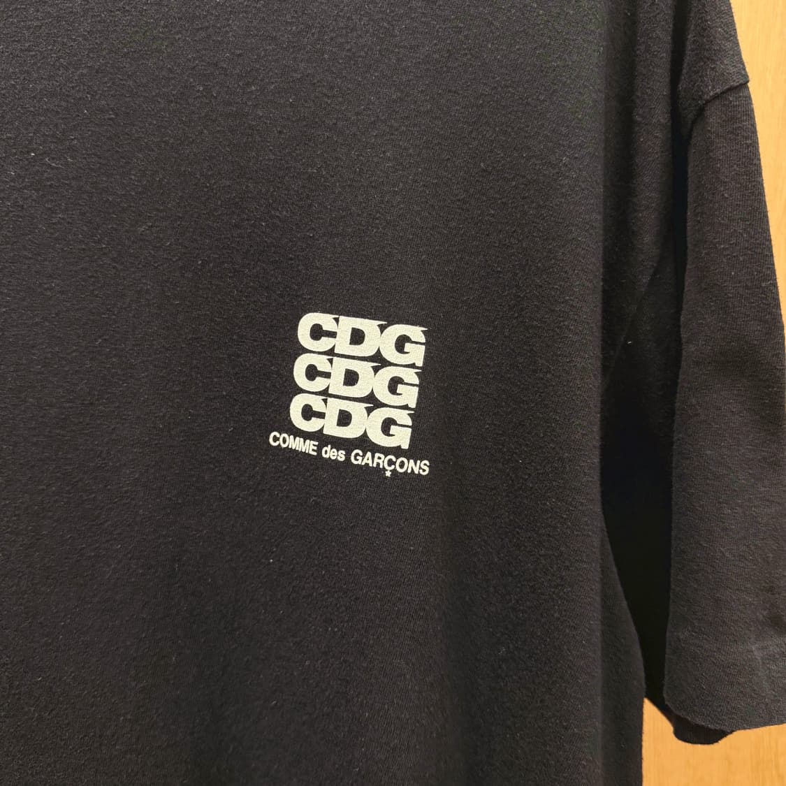 꼼데가르송 라운드넥 반팔 티셔츠 CDG 미니 로고 프린팅 디테일 블랙 상품이미지6