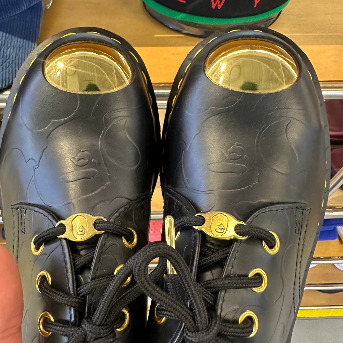 닥터마틴 x 베이프 1461 ‘블랙/골드’ 상품이미지3