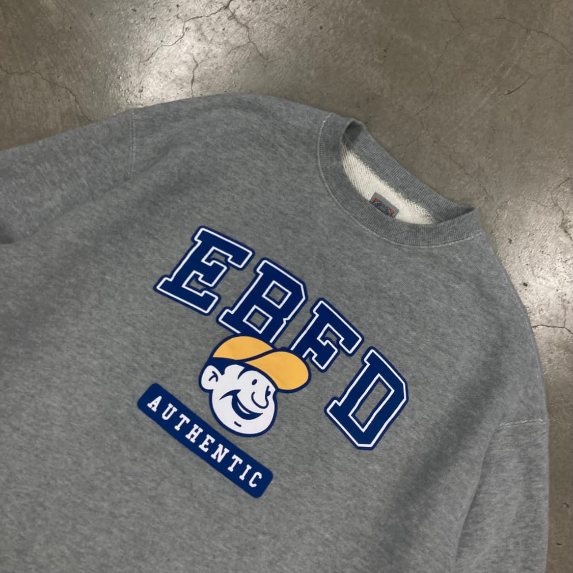 이벳필드 그레이 컬러 빅로고 맨투맨 상품이미지2