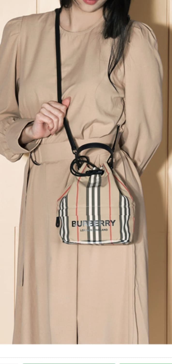 버버리 포이베 버킷백/크로스백 새상품급 정품(감정O) 상품이미지6