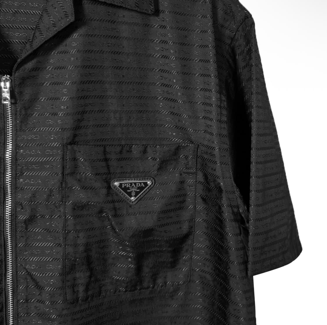 [M] 프라다 남성 리나일론 삼각로고 멀티로고 집업 반팔 셔츠 자켓 블랙 상품이미지5