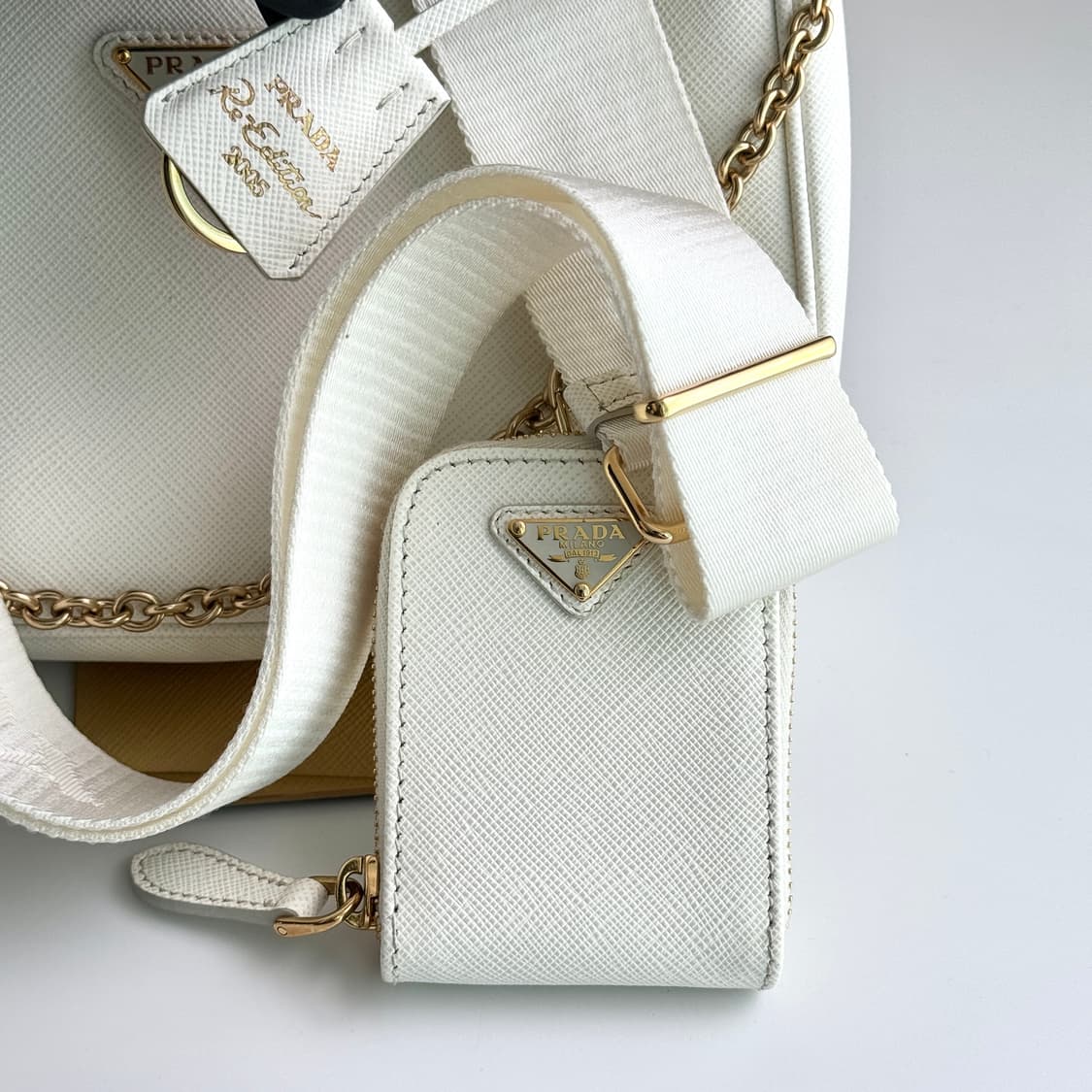 프라다 리에디션 레더 사피아노 호보백 상품이미지3