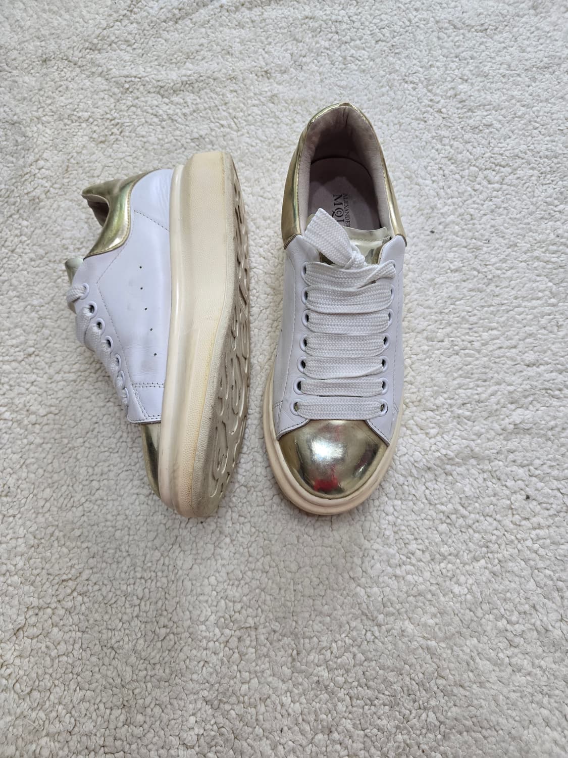 알렉산더맥퀸 오버솔 스니커즈 골드 사이즈250 상품이미지1