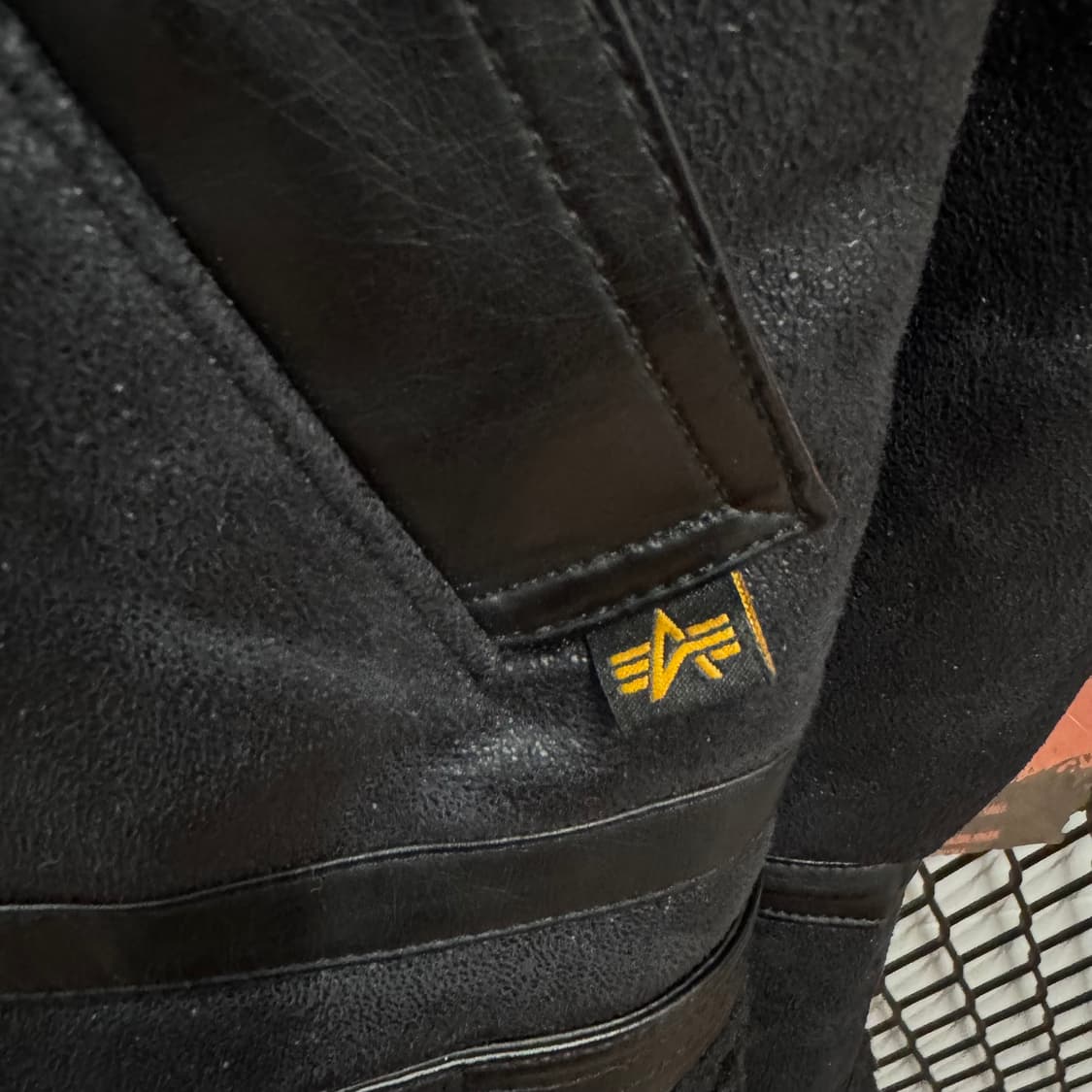 알파인더스트리 B-3 레더자켓 퍼카라 디테일 레귤러핏 블랙 상품이미지6