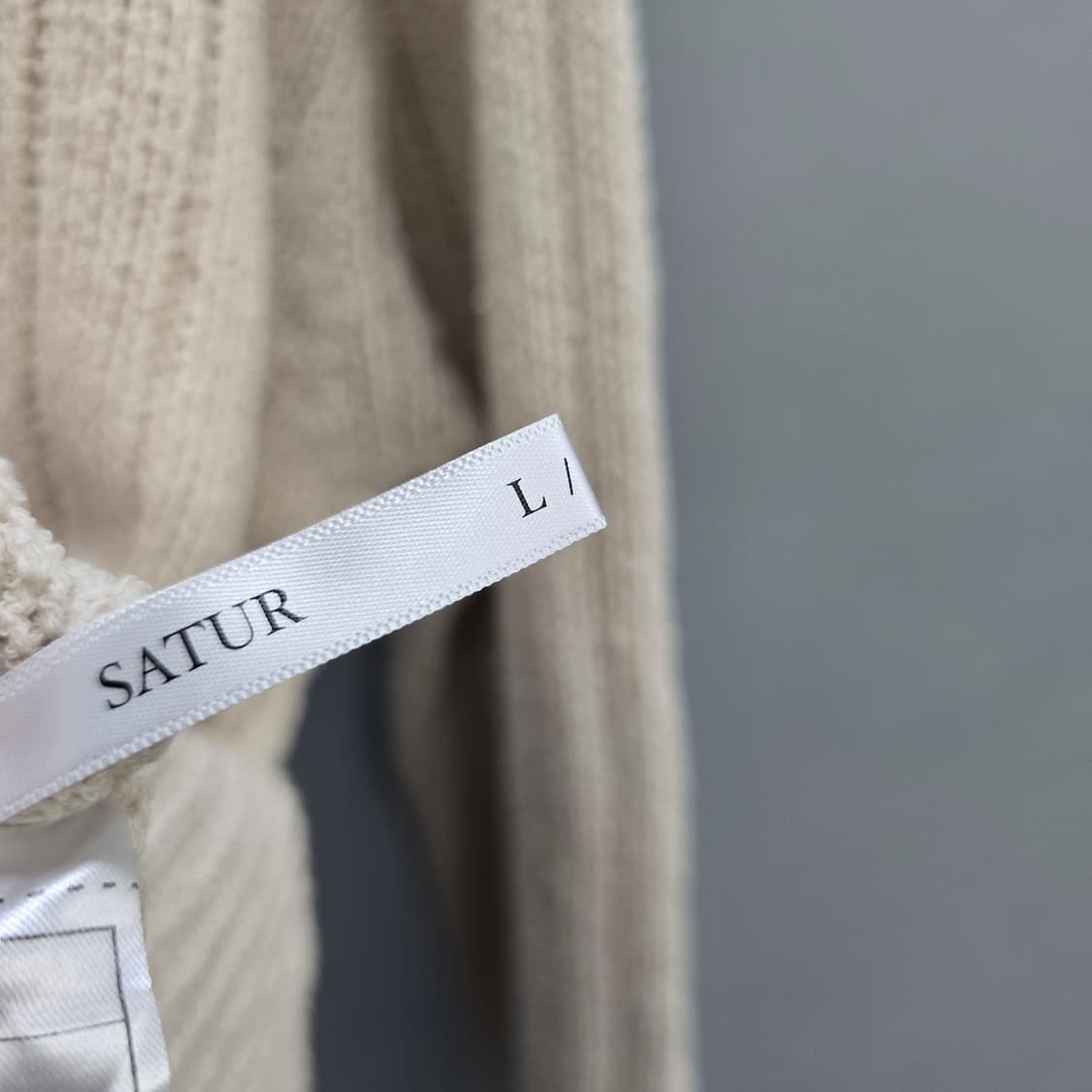 세터 SATUR 파로 오버 사이즈 부클 아이보리 가디건 상품이미지8