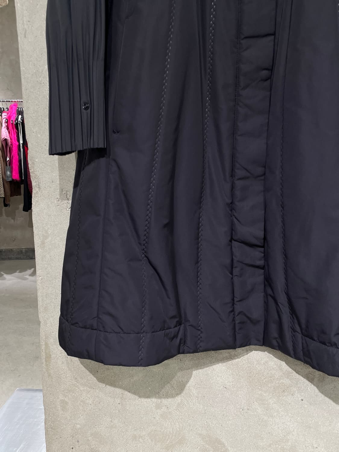 플리츠 플리즈 블랙 스냅 버튼 플리츠 슬리브 패디드 코트 상품이미지4