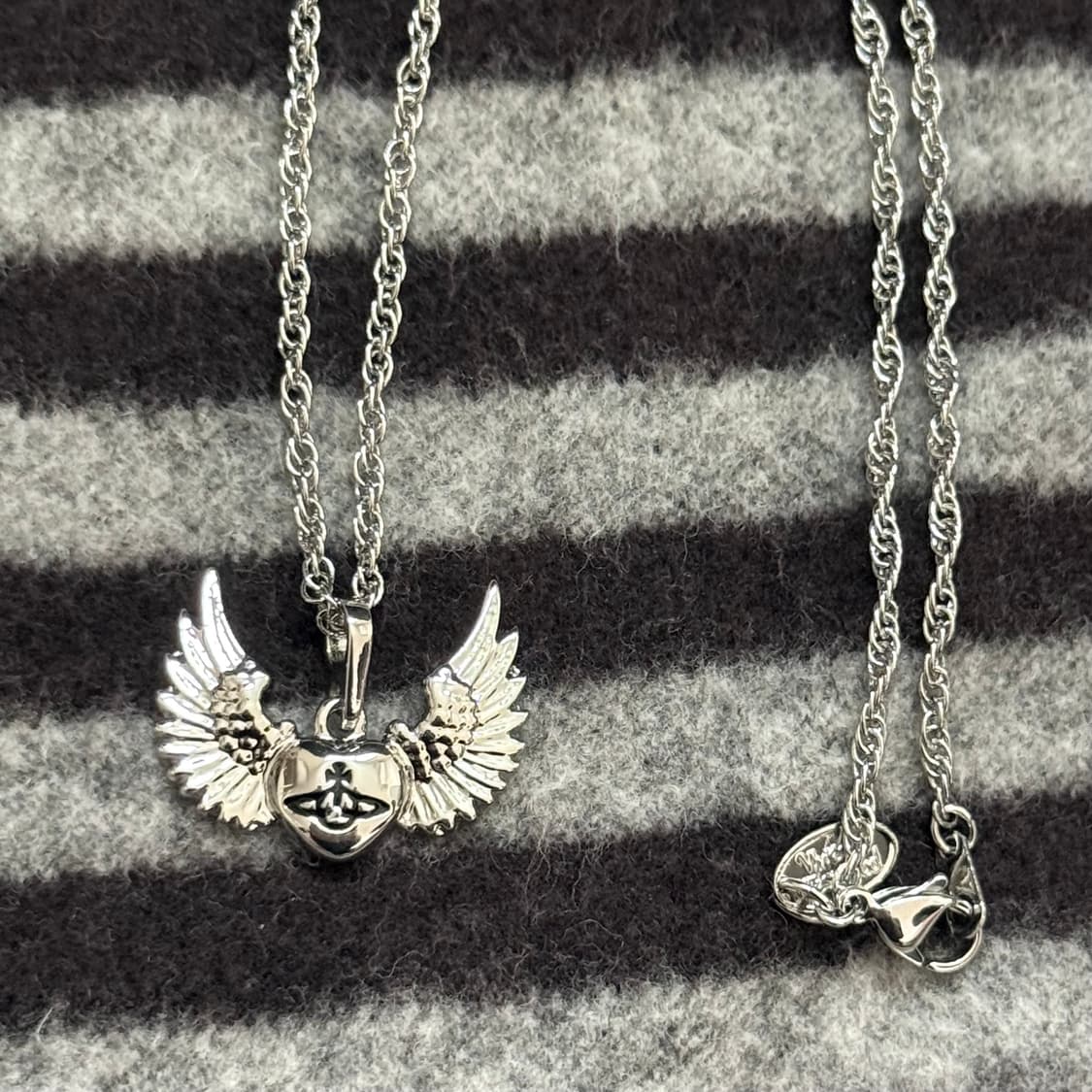 비비안웨스트우드 아카이브 날개 목걸이 상품이미지1