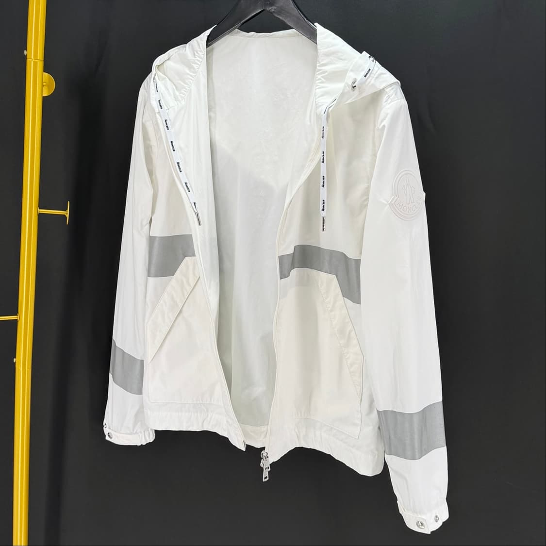 [2사이즈] 몽클레어 빅로고 바람막이 후드 자켓 화이트 상품이미지1
