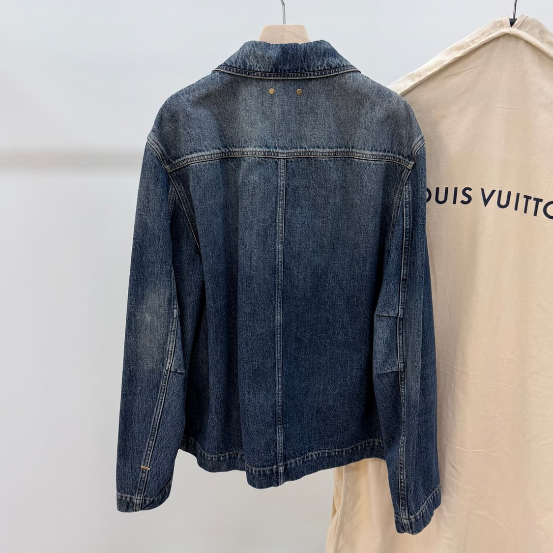 [S+급/50] 루이비통 모노그램 카펜터 워싱 데님 자켓 풀구성 상품이미지4