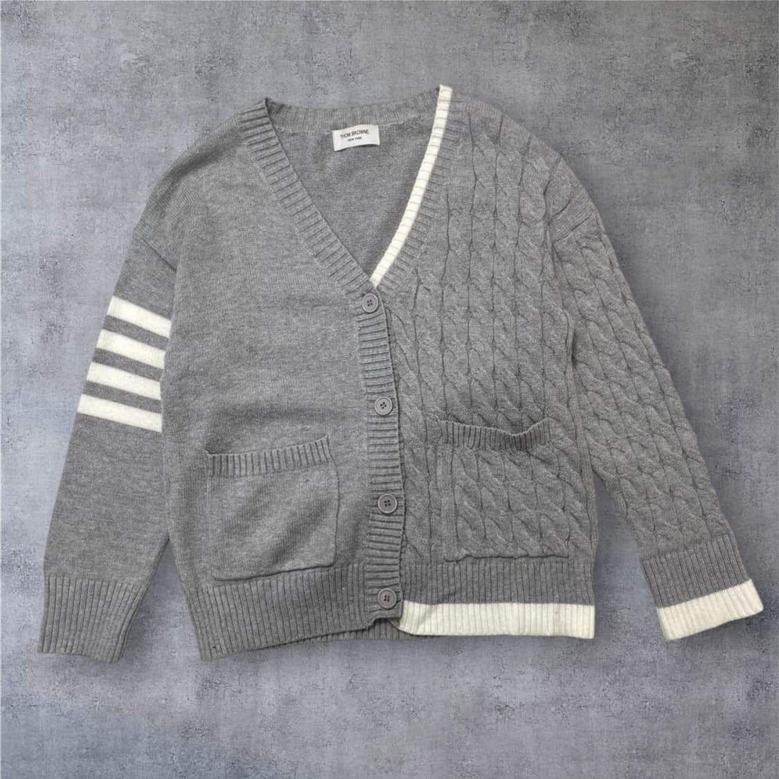톰브라운 그레이 사선 케이블 브이넥 가디건 상품이미지1