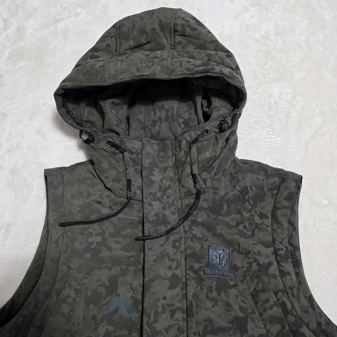 (100)블랙야크 카모 패턴 후드 패딩 조끼 상품이미지2
