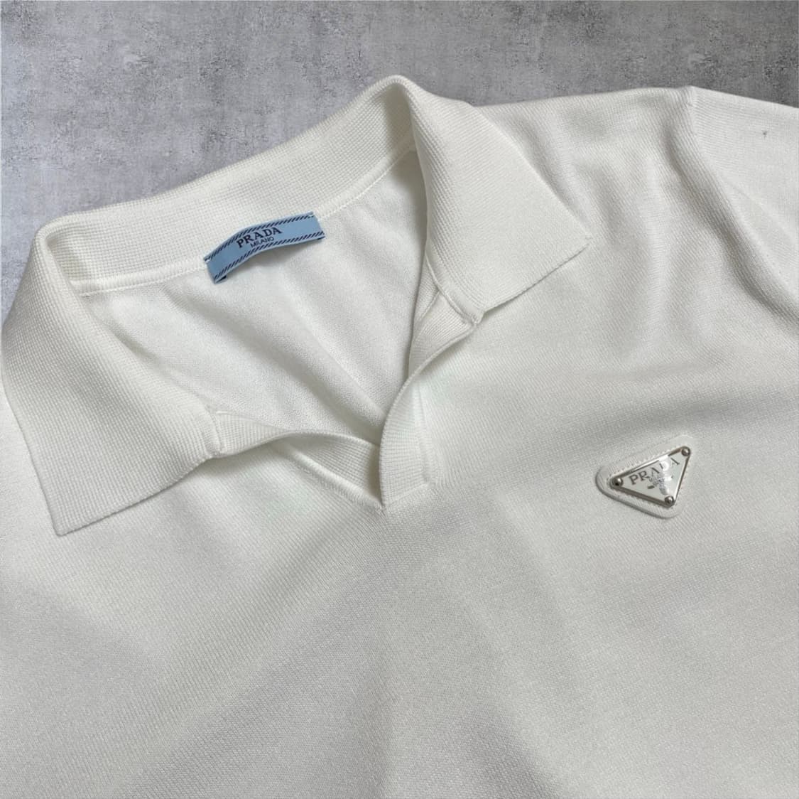 프라다 Prada 화이트 트라이앵글 로고 반팔 카라 니트 M 상품이미지2