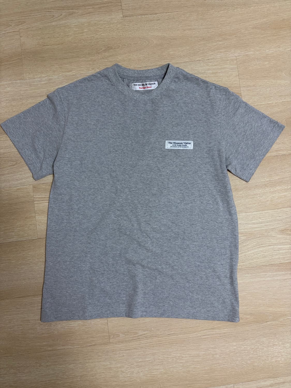 더뮤지엄비지터 실버 큐빅 스터드 로고 티셔츠 그레이 상품이미지1