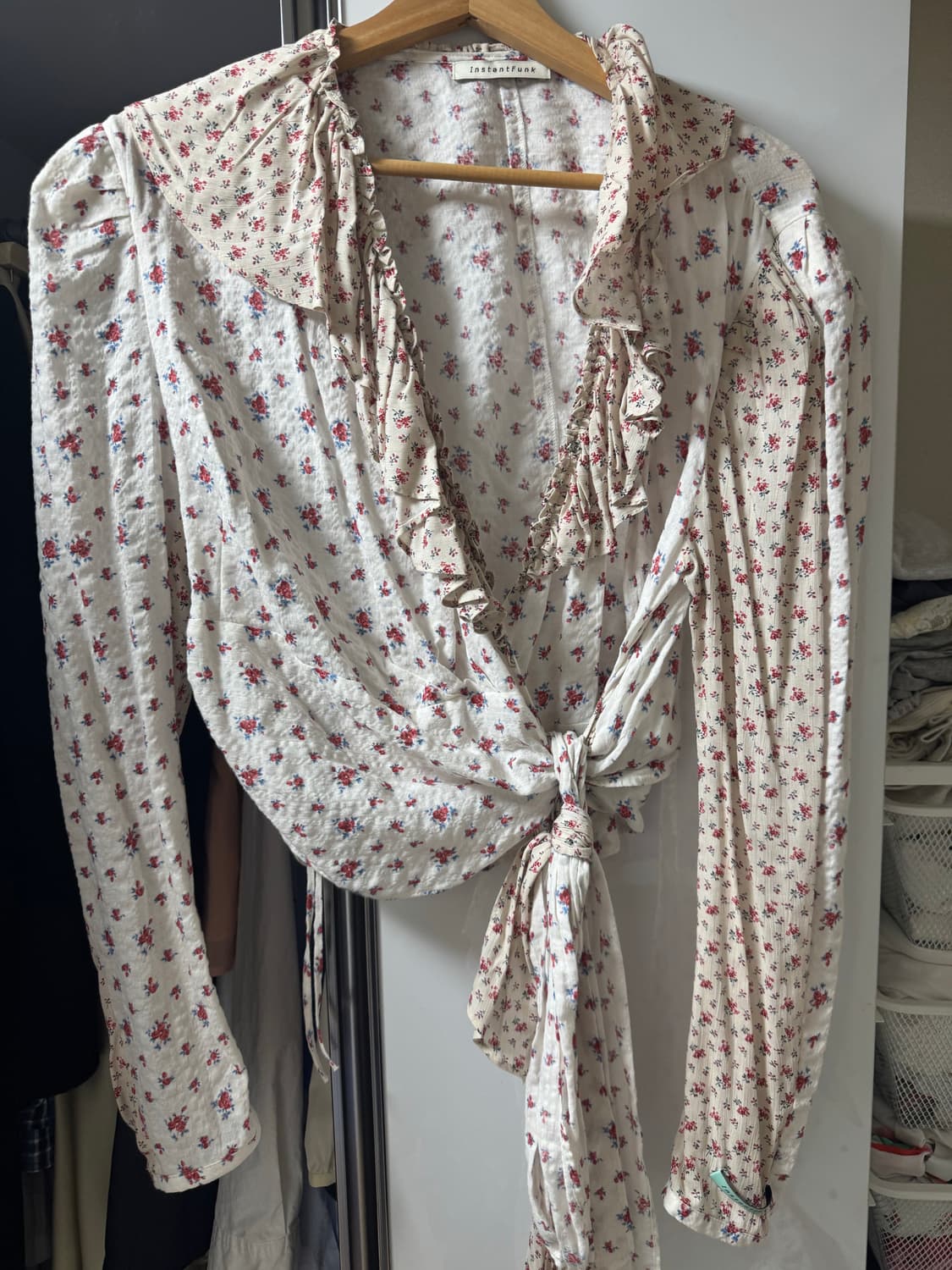 인스턴트펑크 플로럴 플리츠 랩 블라우스 상품이미지2