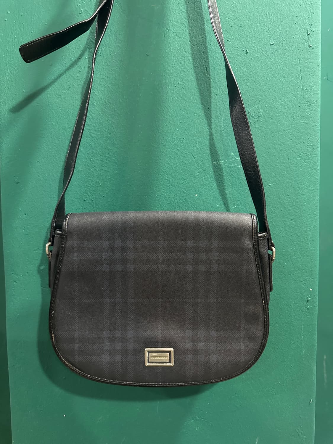 버버리 체크 크로스백 블랙 상품이미지1