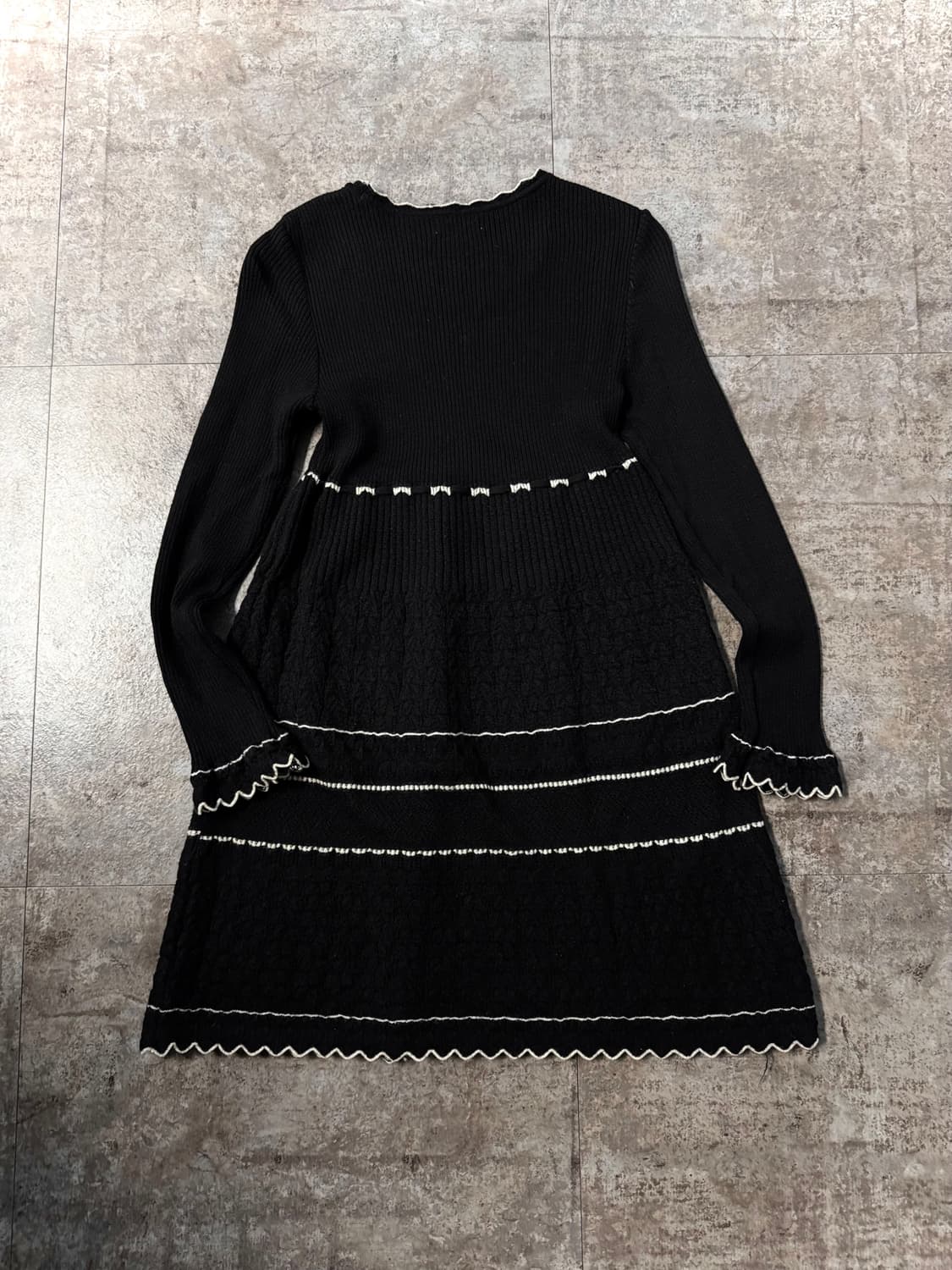 스티치 디테일 펀칭 울 니트 원피스 상품이미지8