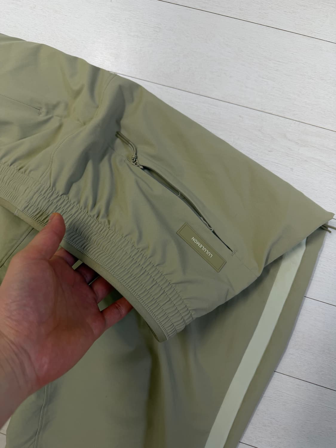 룰루레몬 남성 골프 바지 L사이즈입니다. 카키색 바지에 옆 라인 따라 흰 상품이미지6