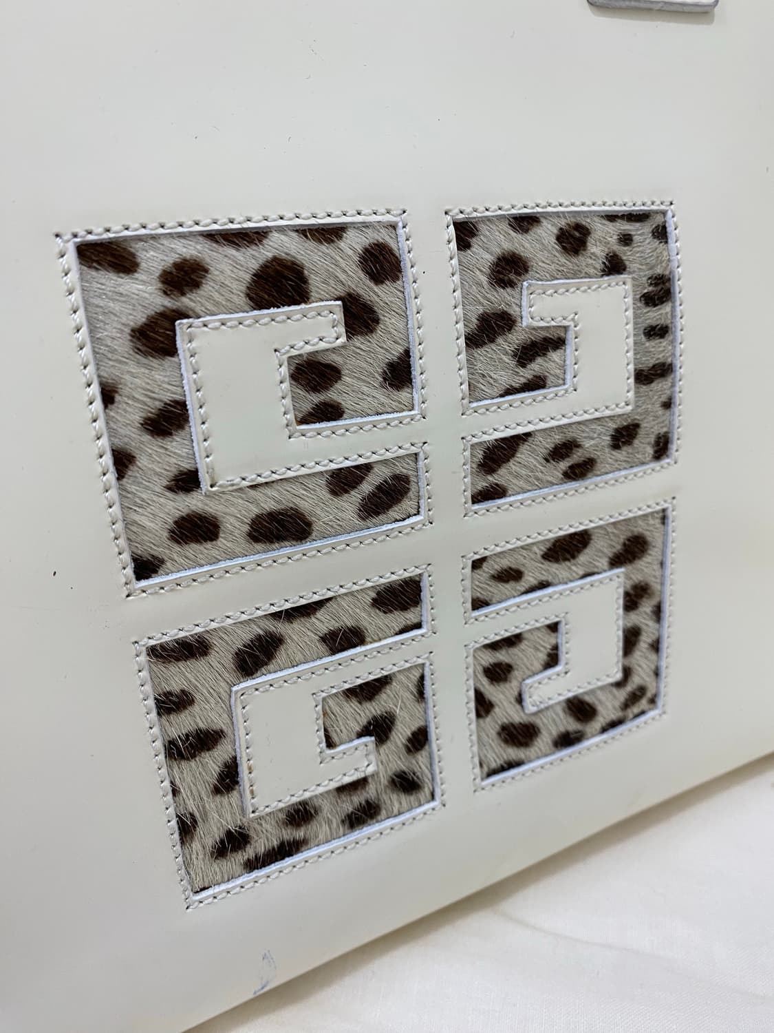 GIVENCHY 아이보리 에나멜 송치 토트&숄더백 상품이미지3