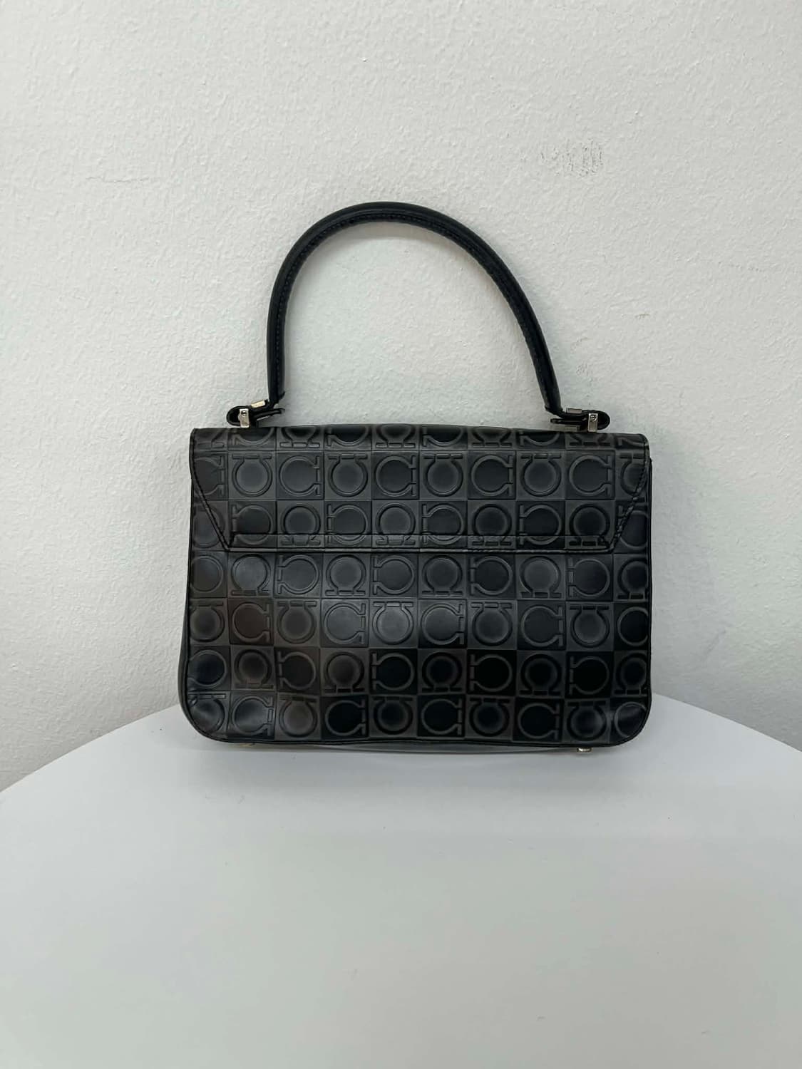 살바토레 페라가모 엠보싱 간치니 가죽 탑핸들 토트백 상품이미지4