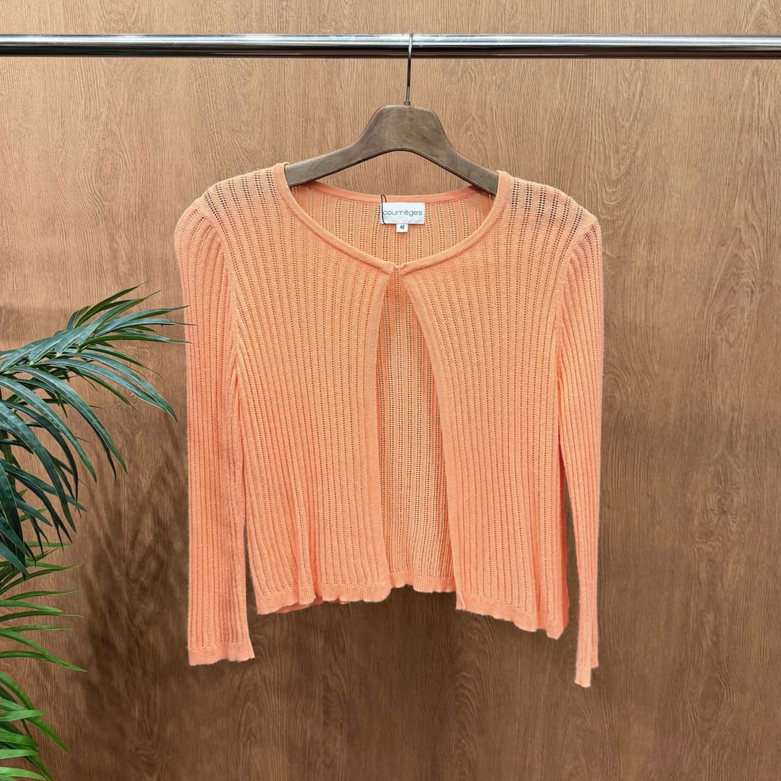 꾸레쥬 브이넥 니트 가디건 세로 골지 오픈형 디테일 레귤러핏 오렌지 상품이미지1