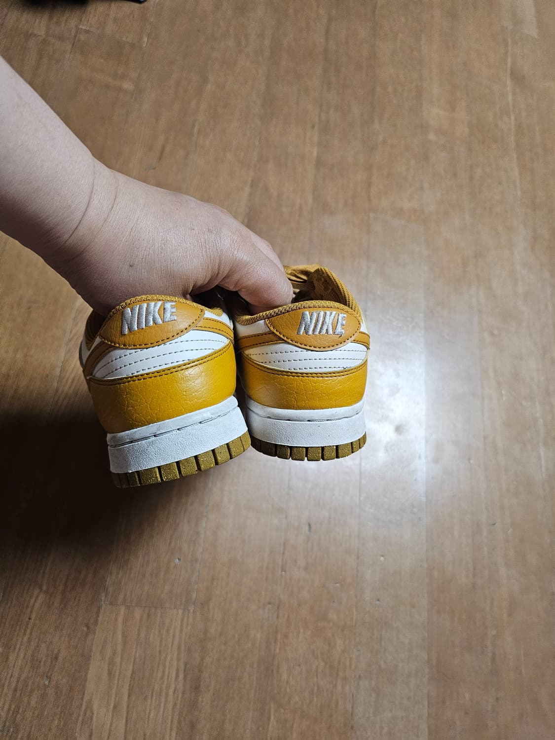 나이키 덩크 로우 골드/화이트 운동화 235 상품이미지4
