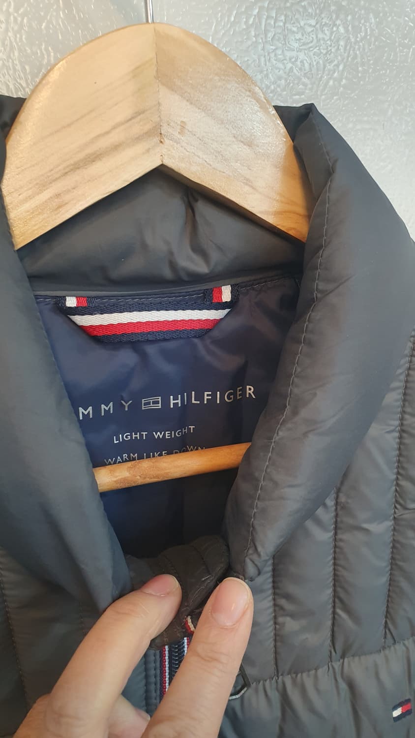 타미힐피거 남성 패딩 조끼 L사이즈입니다. 무난한 색상이라 어느 옷에도  상품이미지3