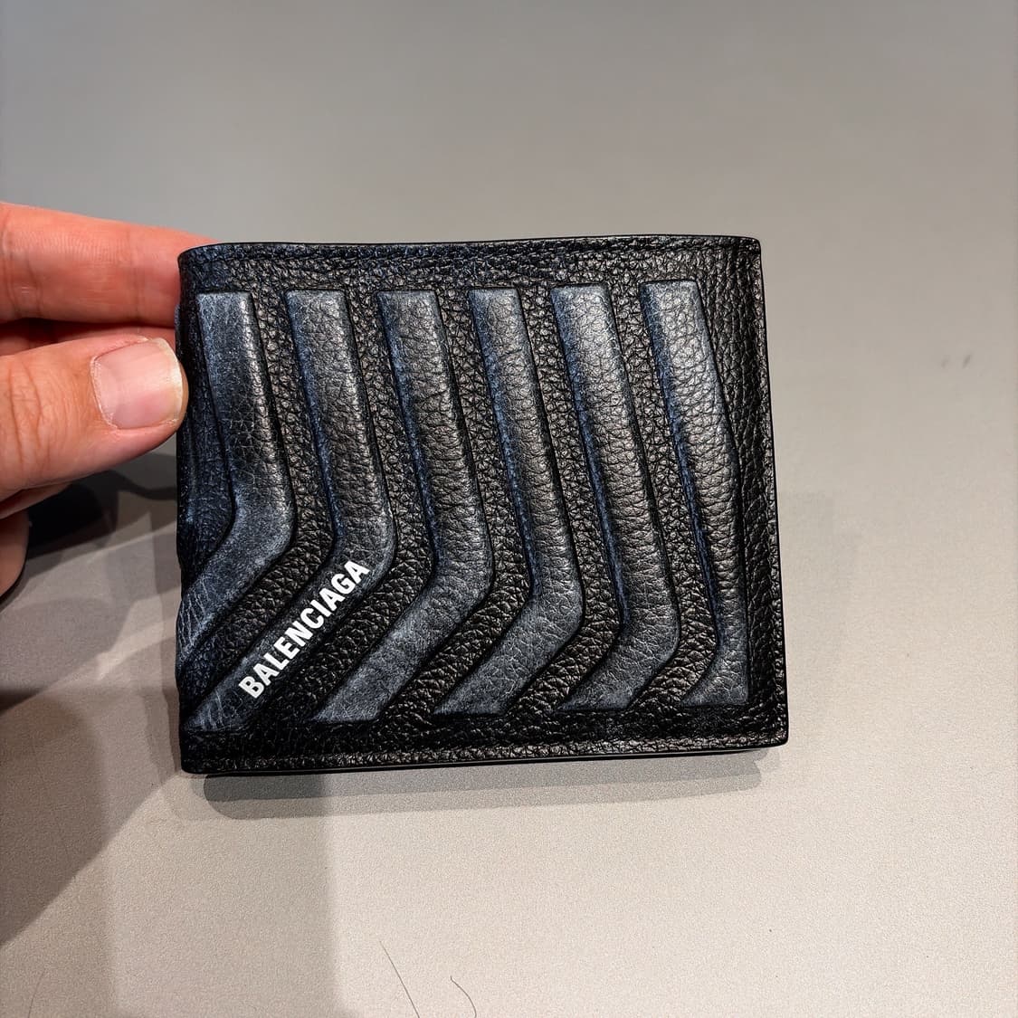 (정품/새상품) BALENCIAGA 발렌시아가 남성 더티 블랙 카 반지갑 상품이미지1