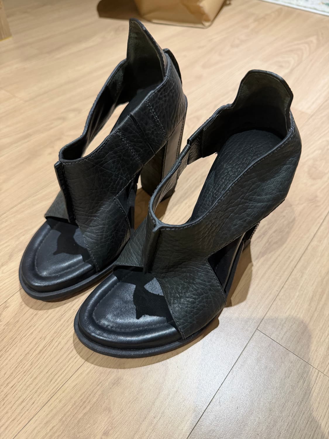 알렉산더왕 가죽 x스트랩 샌들 상품이미지1