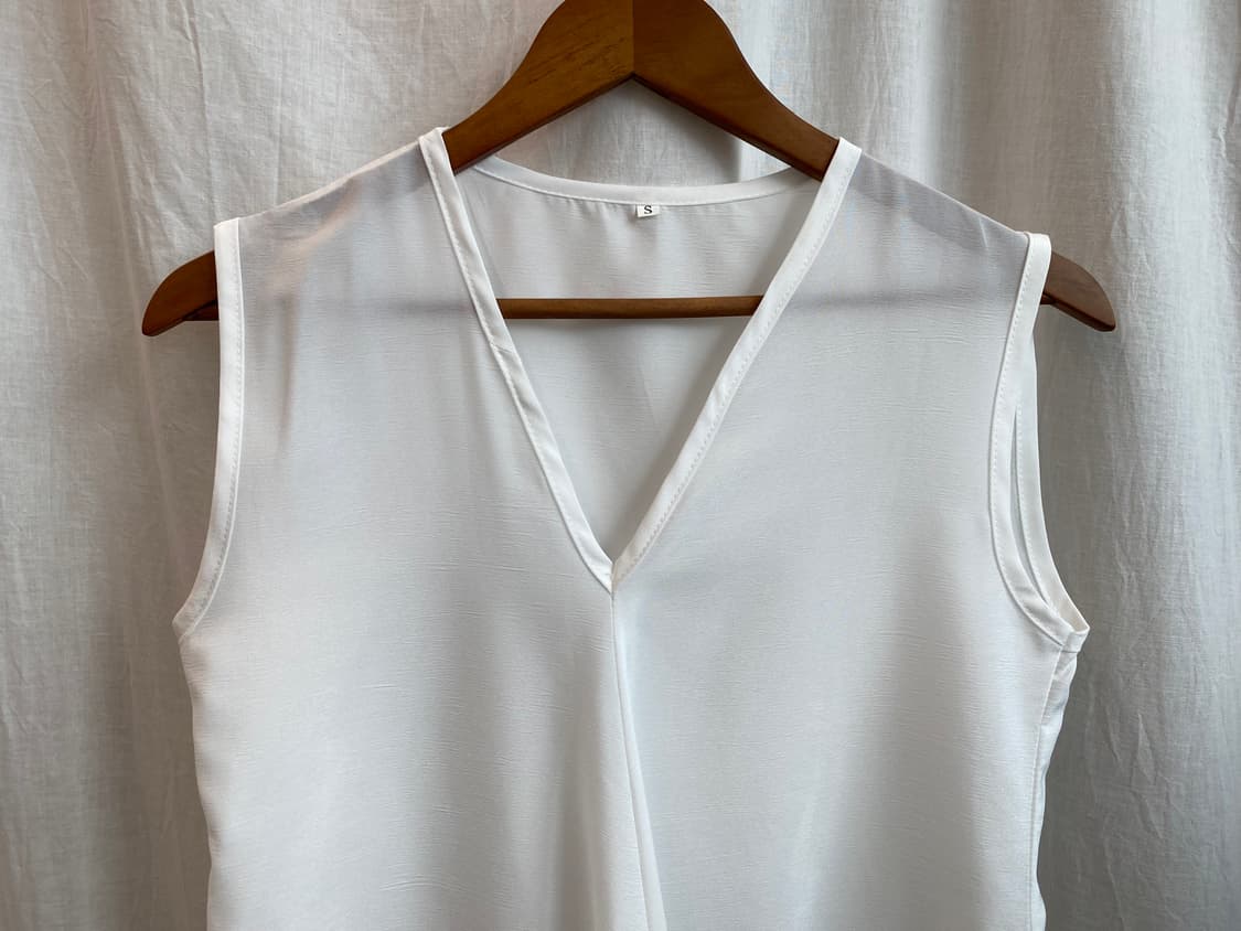 브이넥 화이트 슬리브리스탑(M) 상품이미지4