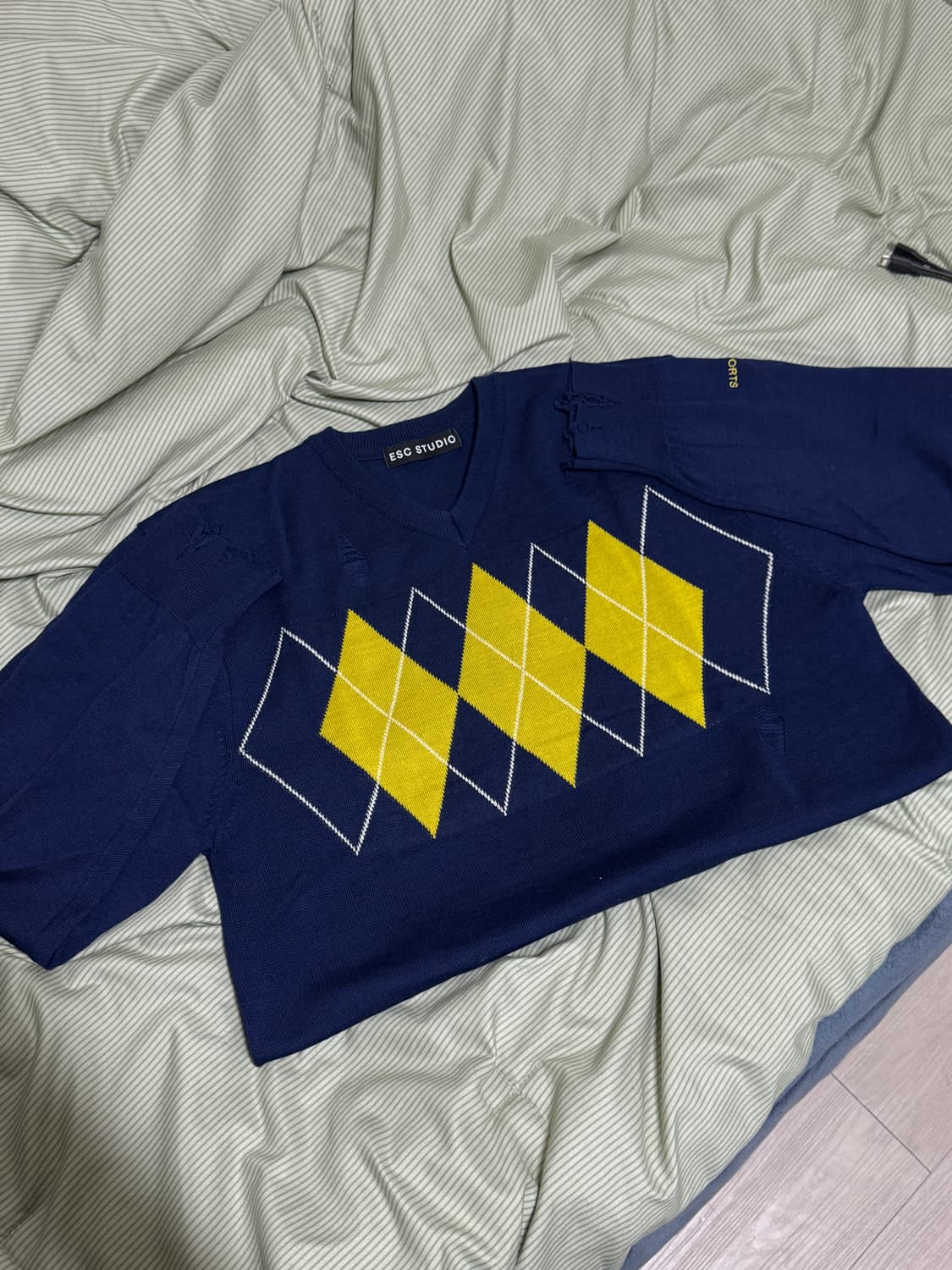 esc studio 브이넥 데미지 아가일 니트 상품이미지1