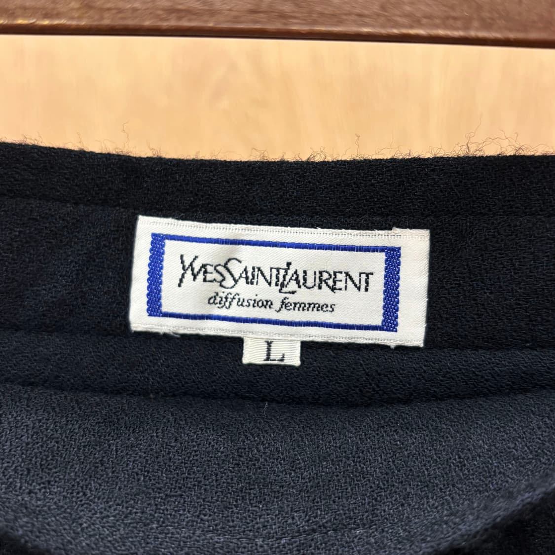 입생로랑 울 블렌드 미디 스커트 미니멀 허리 라인 셔링 버튼 디테일 블랙 상품이미지6