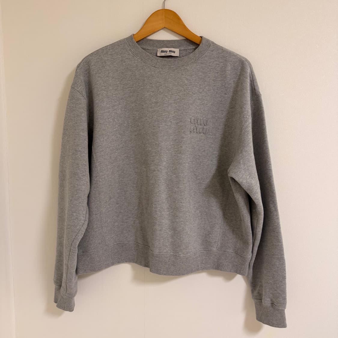 [XS] 미우미우 오버사이즈 기모 맨투맨 상품이미지1