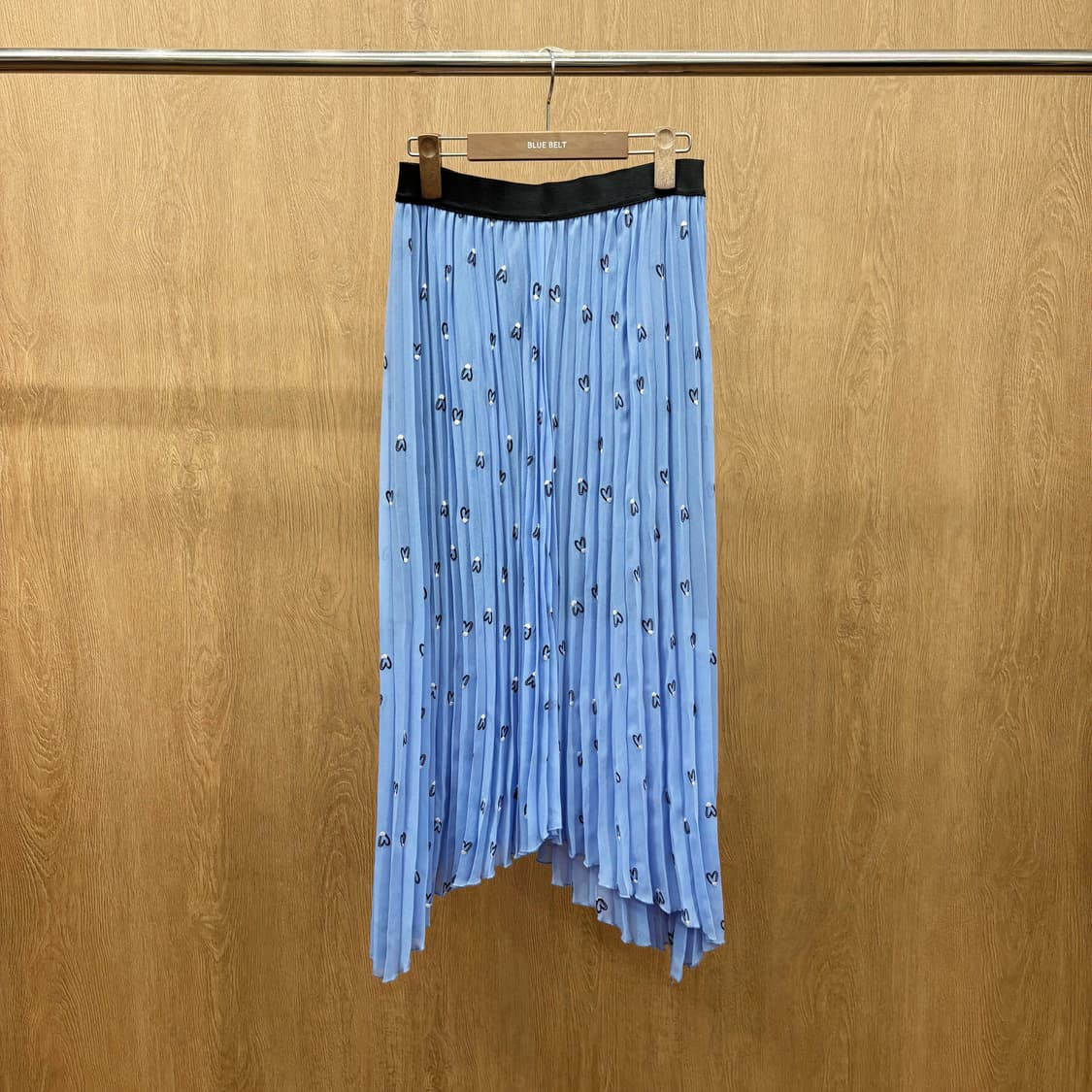 마쥬 플리츠 롱 스커트 허리 밴딩 하트 자수 패턴 디테일 스카이 블루 상품이미지2