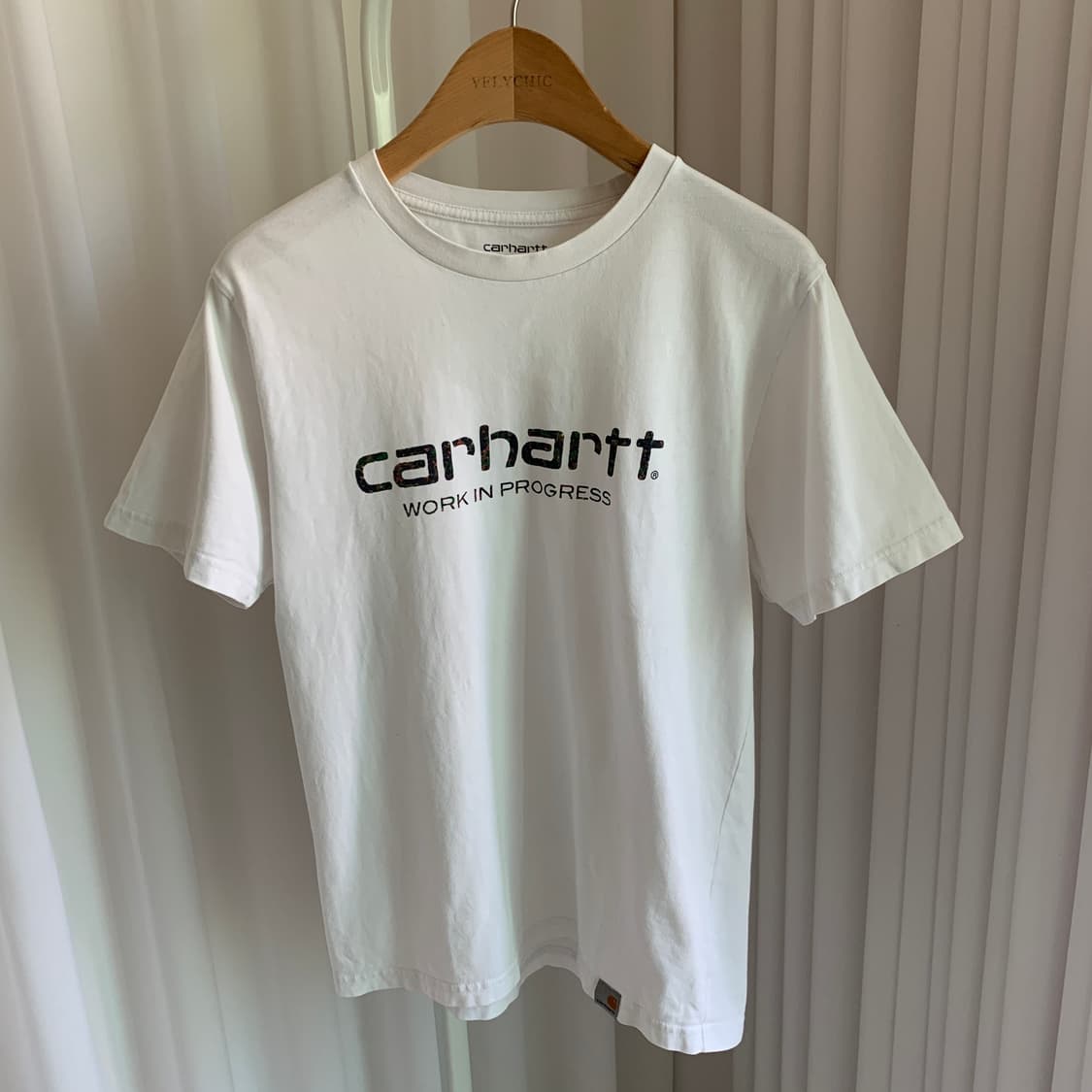 칼하트 S/S STAIN SCRIPT 레터링 프린트 반팔티 상품이미지1