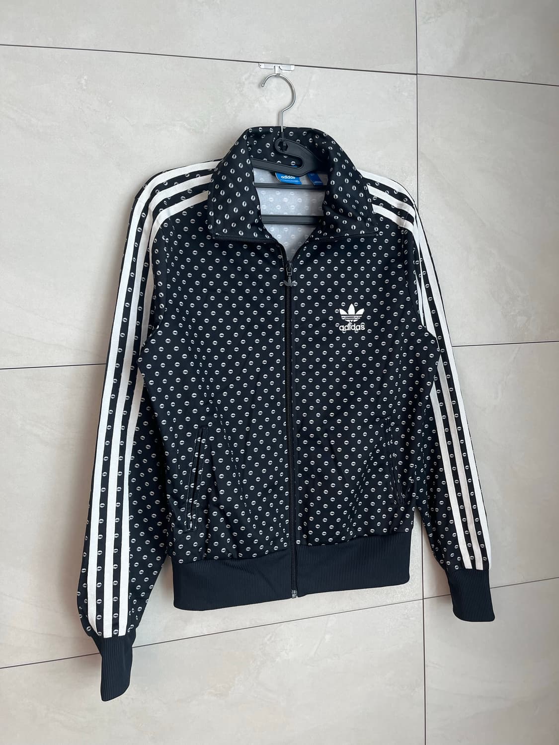 김고은 착용 모델 아디다스 입술 도트 져지 (100) 상품이미지2