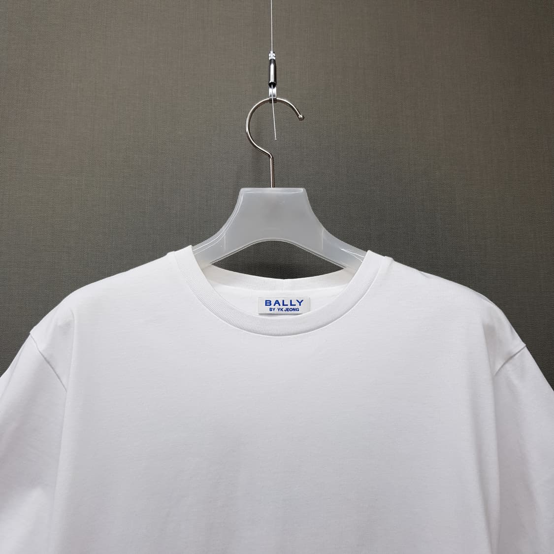 발리 2024 엠블런 프린트 티셔츠 XXS사이즈 상품이미지3