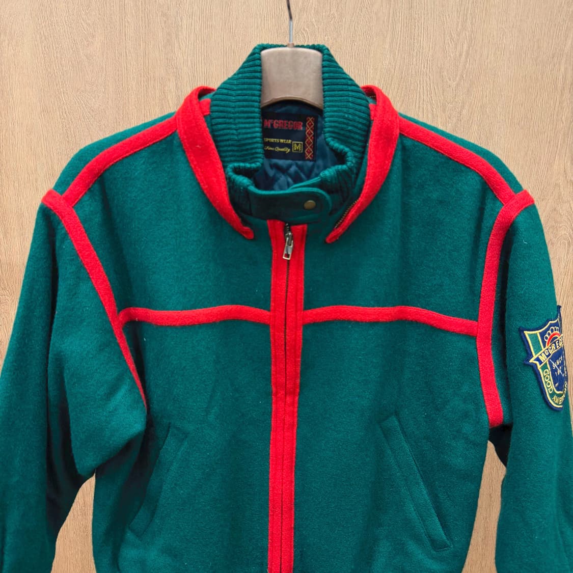 맥그리거 집업 자켓 레드 배색 파이핑 라인 로고 패치 디테일 그린 상품이미지4