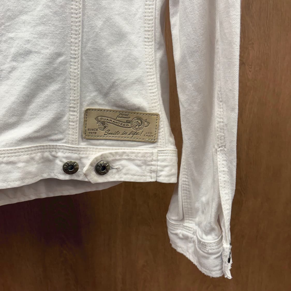 디젤 코튼 자켓 라벨 레더 패치 사이드 버튼 탭 디테일 레귤러핏 화이트 상품이미지7