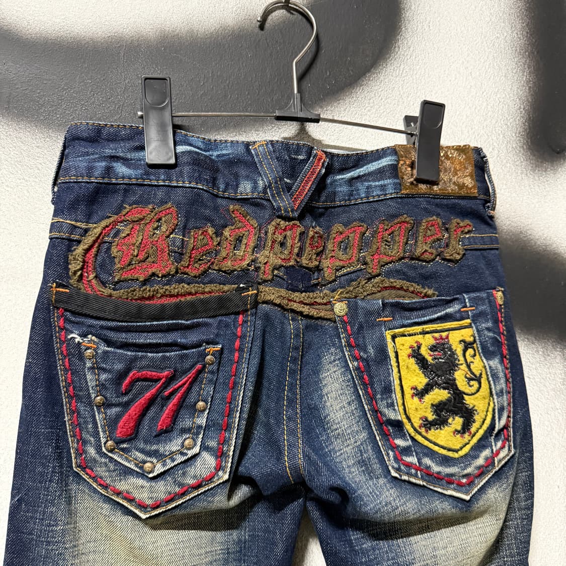 Red Pepper 레드 페퍼 펑크 자수 워싱 디테일 부츠컷 데님 팬츠 상품이미지4