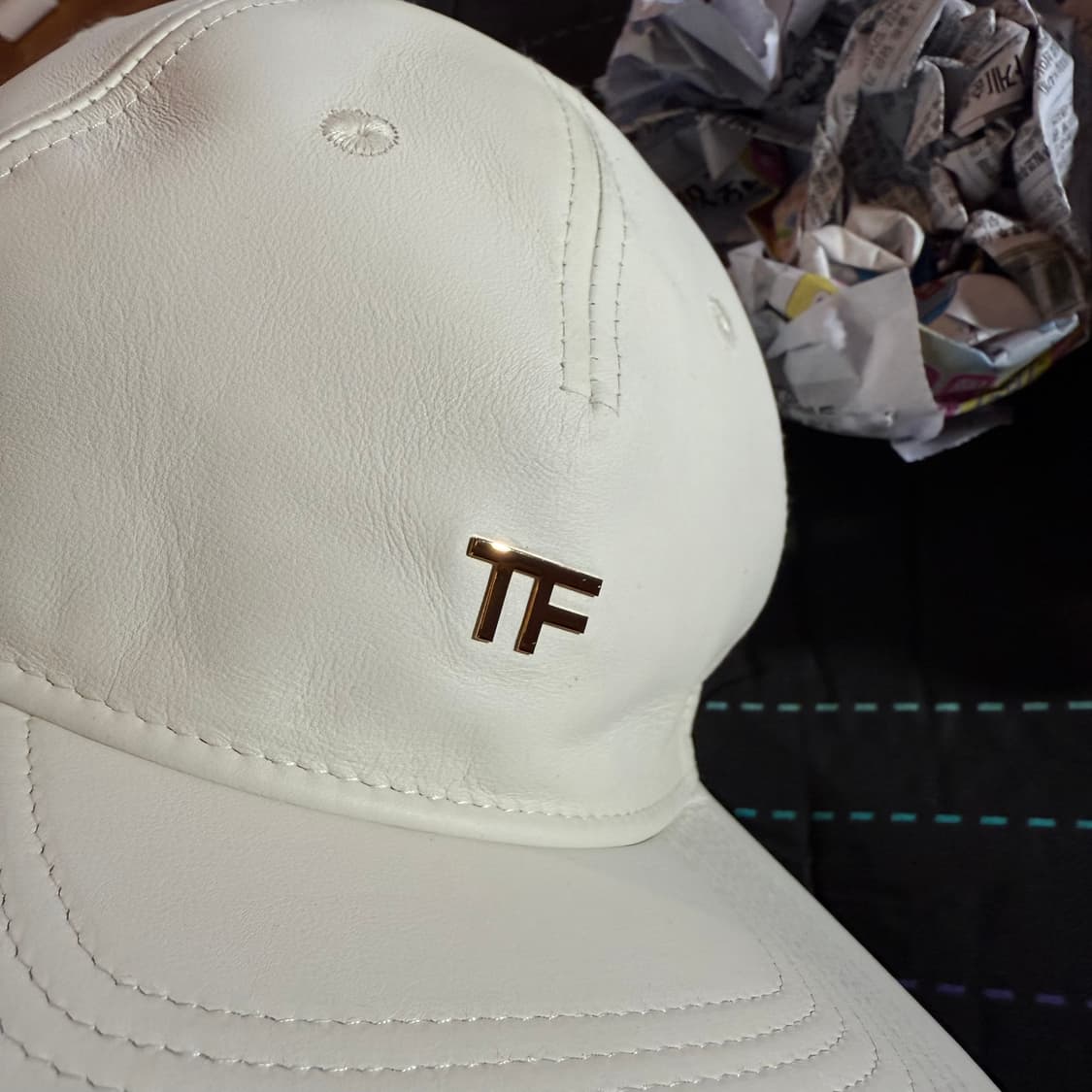 톰포드 23 S/S 금장 TF 로고 레더 볼캡 판매 합니다. 상품이미지8