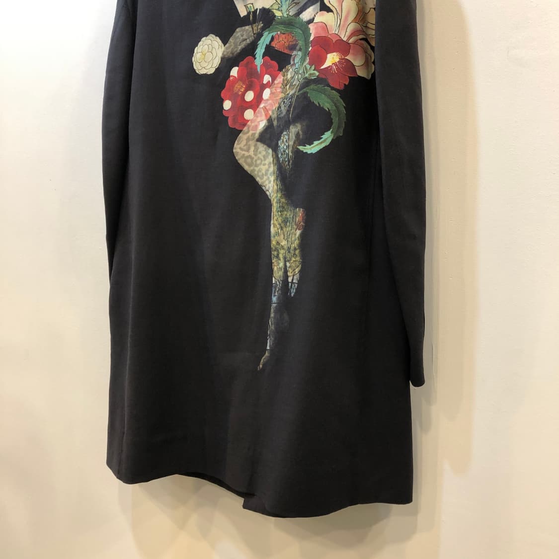 요지야마모토 19ss 런웨이 백프린팅 코트 상품이미지8