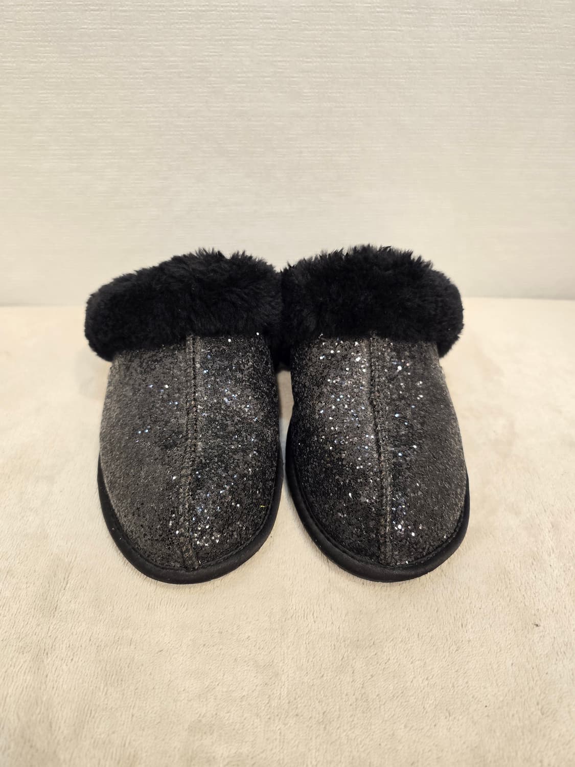 거의새거) UGG 어그 블랙 글리터 털 슬리퍼 240 상품이미지3