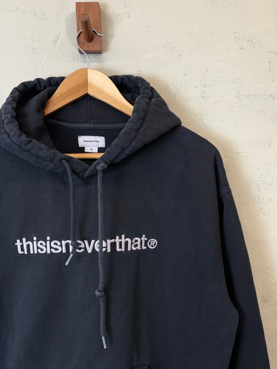 디스이즈네버댓 자수로고 후드티 블랙 상품이미지2